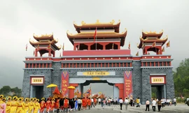 Cổng Tam Quan – hướng chính dẫn vào danh thắng Tây Thiên. Ảnh: Lê Tâm 