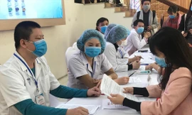 Thanh niên đăng ký thử nghiệm vắc-xin Nano Covax. Ảnh: Th.Hà 