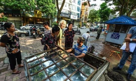 Thau dọn bể tại 1 số chung cư sử dụng nguồn nước sông Đà. Ảnh: Trần Hoàng