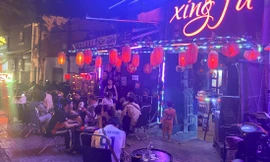 Quán nhậu trên đường Phạm Văn Đồng mở nhạc quá lớn bị xử phạt. Ảnh: Ngô Bình