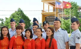 Quốc kỳ Việt – Mỹ nơi chiến trường xưa Quảng Ngãi. Ảnh: Văn Chương 