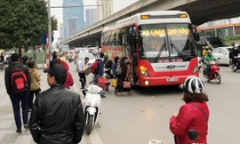 Xe khách Đất Cảng 29B-142.91 bắt khách trên đường Khuất Duy Tiến, đoạn trước  tòa nhà Thăng Long Number One 