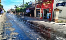 Nắng nóng làm nhựa đường chảy tràn, biến đường thành chiếc bẫy nhựa đường dính, nóng