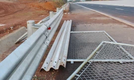 Tuy đã thông xe nhưng những ngày qua, việc thi công trên tuyến cao tốc vẫn ngổn ngang. Ảnh: A.Trọng