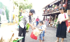 Đổi rác lấy quà ở Đăk Lăk 