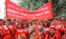 NSƯT Xuân Bắc khiến sinh viên phát cuồng tại Chủ nhật Đỏ sáng 6/1 ở ĐH Bách khoa Hà Nội. Ảnh: NH 