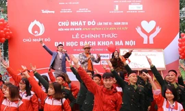 Bộ ba Minh Quân Idol, Xuân Bắc và Thuỳ Liên hát vang “Việt Nam ơi”. Ảnh: NHƯ Ý