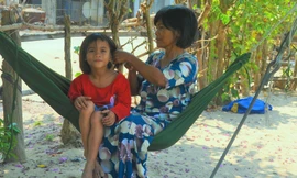 Bà Nay Huỳnh và con gái nuôi Nay Thương