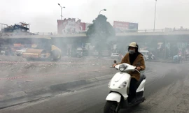 Đốt rác gây ô nhiễm không khí (Ảnh chụp tại Phố Vọng (Hà Nội) ngày 22/12). Ảnh: Nhật minh