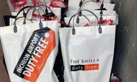 Hàng xách tay nguyên túi Duty Free miễn thuế theo quảng cáo của người bán. Ảnh: PV 