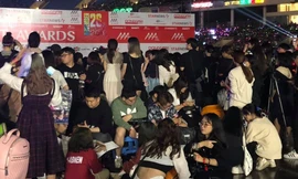 Fan chen chúc tại khu vực thảm đỏ rồi ngỡ ngàng khi đang xem thảm đỏ dở thì ITZY đã diễn mở màn tại sân khấu chính. Ảnh: GĐ&XH.