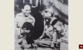 Ban chỉ huy Trung đoàn 88 (Trung đoàn Tu Vũ), Đại đoàn 308 báo cáo tình hình đơn vị với Chủ tịch Hồ Chí Minh và Đại tướng Võ Nguyên Giáp trong chiến dịch Biên giới, năm 1950. (Ảnh tư liệu Bảo tàng Lịch sử Quân sự Việt Nam)