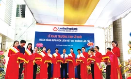 Ông Phạm Doãn Sơn, Tổng giám đốc LienVietPostBank (thứ hai bên tay phải vào) tại lễ cắt băng khai trương chi nhánh Lào Cai tháng 5/2018 