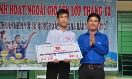 Em Nguyễn Tấn Hiếu nhận bằng khen và học bổng của các đơn vị sau hành động đẹp của mình. Ảnh: H.V 