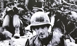 Nhà báo Ignacio trên đường Trường Sơn đoạn A Lưới năm 1968.