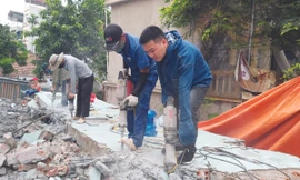 Phóng viên cùng những lao động tự do phá dỡ một ngôi nhà cấp 4