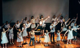 ​ Các bạn nhỏ khuyết tật và có hoàn cảnh khó khăn ở chùa Đức Sơn tự tin trên sân khấu L’espace