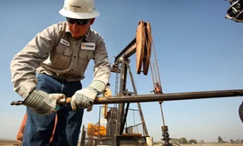 USD được xem là đồng tiền giao dịch chính trên thị trường dầu mỏ thế giới ảnh: moneyweek.com