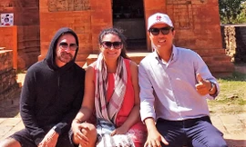 Anh Tuấn (phải) thực hiện chuyến hướng dẫn du lịch thứ 2 kể từ tháng 3/2020