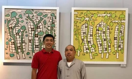 Hà Hùng (bìa phải) cùng bạn tranh bên những “cái cây riêng có” 