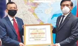 Ông David Dương trao tặng số tiền ủng hộ Quỹ phòng, chống dịch COVDI-19 thông qua Tổng lãnh sự quán Việt Nam tại San Francisco. Ảnh: Tổng Lãnh Sự Quán Việt Nam tại San Francisco