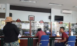 Người dân giao dịch tại UBND phường Nại Hiên Đông (Sơn Trà, Đà Nẵng). Ảnh: Nguyễn Thành