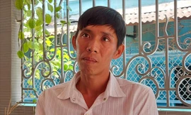 Anh Bùi Minh Lý trong lúc chờ làm việc với TAND quận Bình Thạnh chiều 11/3. Ảnh: Tân Châu