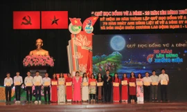 Trao học bổng cho 20 sinh viên người dân tộc thiểu số. Ảnh: Ngô Tùng 