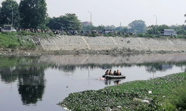 Vụ án giết người, cướp tài sản mới đây xảy ra tại Thường Tín (Hà Nội) vẫn là câu chuyện nhức nhối về tội phạm liên quan ma túy. Trong ảnh , lực lượng chức năng tìm kiếm và đưa thi thể nữ sinh viên bị sát hại lên bờ. Ảnh: Thanh Hà - Hữu Dánh 