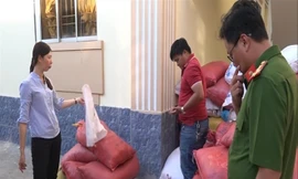 Công an thu giữ hạt chuỗi tại cơ sở bà Đào 