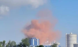 Khói bụi màu hồng lớn vừa xuất hiện ở nhà máy thép Hòa Phát Dung Quất. Ảnh: Người dân cung cấp