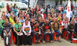 Đồng bào các xã huyện Ea Kar đem cả trống, cờ đi cổ vũ Chủ nhật Đỏ