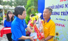 Anh Nguyễn Anh Tuấn, Bí thư thường trực Trung ương Đoàn tặng quà cho người dân biên giới. Ảnh: HÒA HỘI