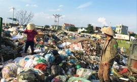 Rác thải đổ tràn lan, ùn ứ gây tình trạng ô nhiễm tại xã Liên Phương 