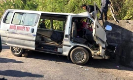 Ô tô 16 chỗ hết niên hạn sử dụng từ 1/1/2017 vẫn hoạt động, ngày 11/12/2019, xe chở đoàn nghệ thuật (người khuyết tật) đâm vào vách núi huyện Kỳ Sơn, Nghệ An làm 7 người thương vong. Ảnh: Cảnh Huệ 