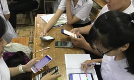 Học sinh trường THCS&THPT Mỹ Thuận giải toán trên ứng dụng “Toán Học Tiểu Toàn Thư”. Ảnh: NVCC