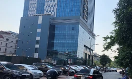 Xe ô tô đỗ kín vỉa hè xung quanh khu liên cơ Võ Chí Công. Ảnh: A.Trọng