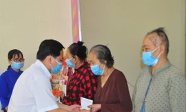 Anh Nguyễn Anh Tuấn, Bí thư thứ nhất T.Ư Đoàn tặng quà cho người dân tại huyện Cao Lãnh (Đồng Tháp)    