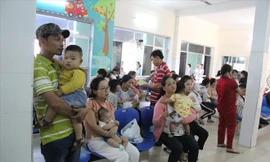 Tại Đà Nẵng, nhiều ông bố bà mẹ mệt mỏi xếp hàng, chờ đợi để có suất tiêm văc-xin 6 trong 1 cho con. Ảnh: Thanh Trần 