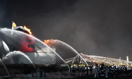 Lính cứu hỏa phun bọt khí dập lửa 