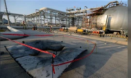 Một mảng kim loại của bể chứa dầu trong nhà máy của Ả rập Xê út bị hư hại trong cuộc tấn công hôm 14/9. Ảnh: Getty 