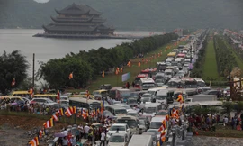 Đông đảo du khách thập phương hành hương về Tam Chúc sáng ngày khai mạc ảnh: như ý