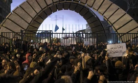 Biểu tình chống chính phủ ở Tehran. Ảnh: DPA