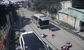 Học sinh ngồi trên xe bị văng ra ngoài (ảnh chụp từ clip)