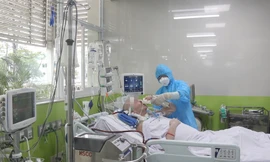 BN phi công đã có thể tự cầm ly uống nước. Ảnh: BVCR 