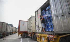 Khoảng 2.600 xe chở nông sản đang chờ thông quan tại các cửa khẩu ở Lạng Sơn. Ảnh: Bình Phương