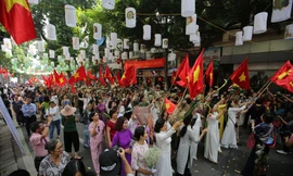 Cuộc hành quân lịch sử ngày 10/10/1954 được Ban Quản lý phố cổ Hà Nội tái hiện dịp kỷ niệm 65 năm giải phóng Thủ đô. Ảnh: Hoàng Mạnh Thắng