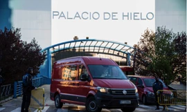 Quân đội Tây Ban Nha làm nhiệm vụ tại Trung tâm thương mại Palacio de Hielo, Madrid, nơi có sân trượt băng được trưng dụng thành nhà xác tạm thời. Ảnh: Getty Images 