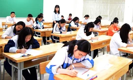 Học sinh THCS trong giờ làm bài thi. ảnh: ngọc châu