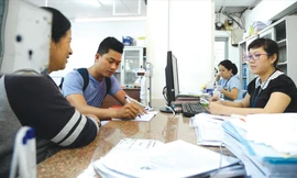 Giải quyết thủ tục cấp giấy chứng nhận nhà đất tại huyện Hóc Môn. Đây là thủ tục người dân còn than phiền nhiều nhất ở TPHCM.Ảnh: H.T 